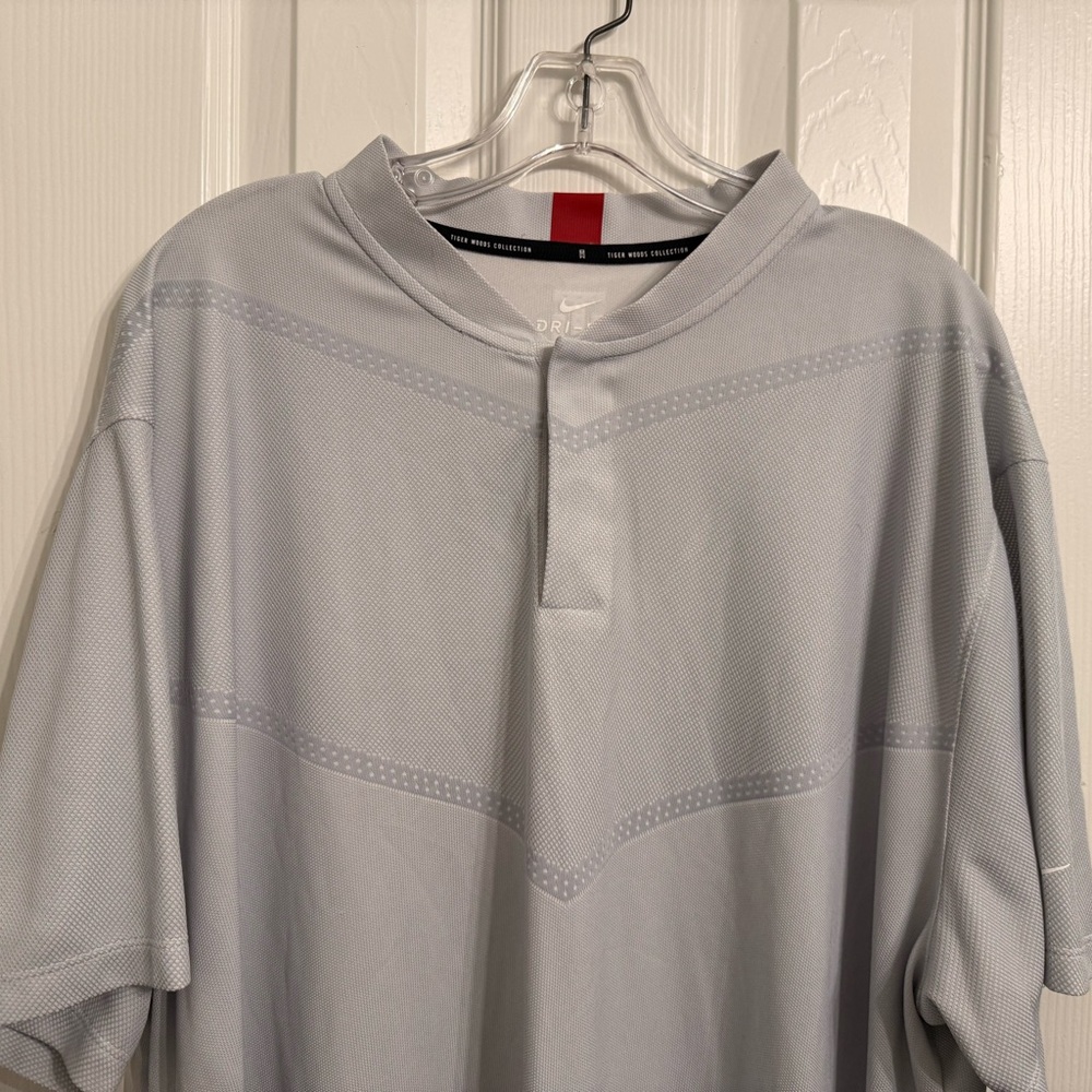 Nike Men's Light Gray Short Sleeve Shirt